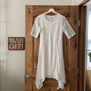 Short sleeved lace dress with liner
